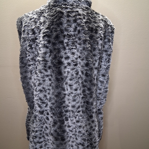 REVERSIBLE Gray Faux Fur Vest - Picture 6 of 16